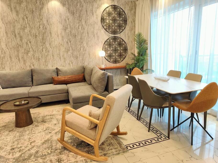 Appartement Large 1br With Great View *